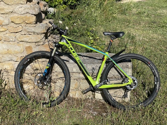VTT Carbone QBIKE ELEMENT/TEAM – Cadre 44cm, Roues 26″, Freins Disque, Homme