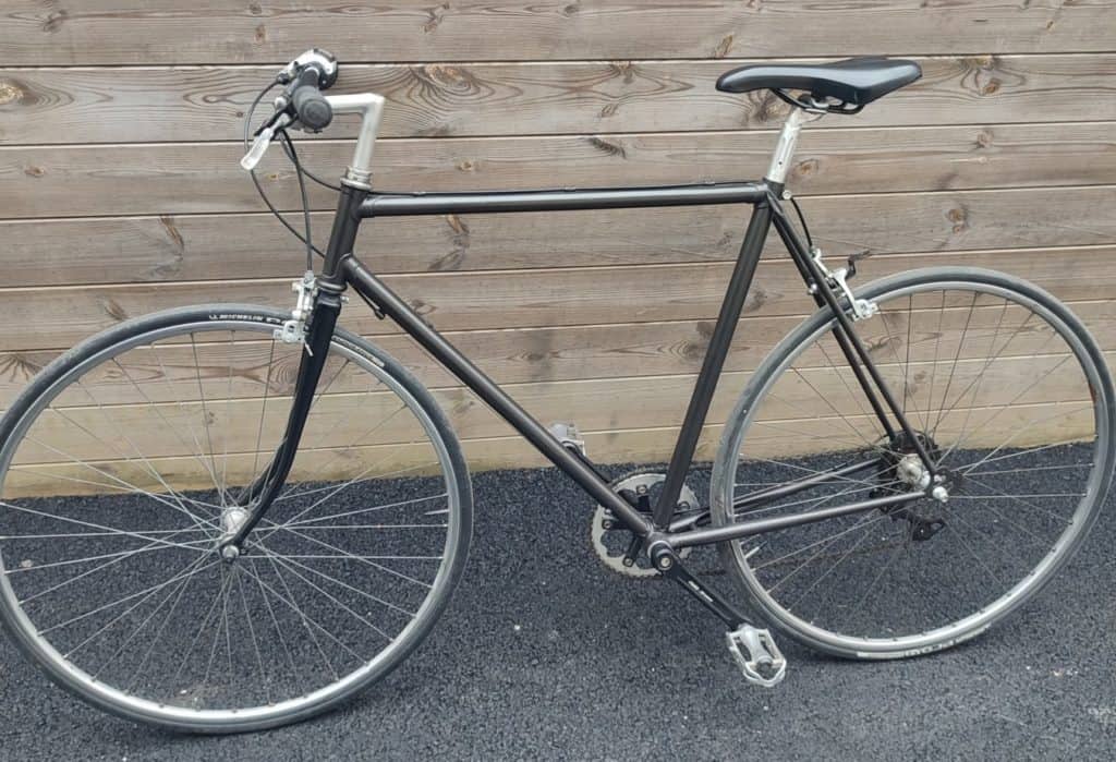 très beau vélo de route ville vintage guidon plat mono plateau. 