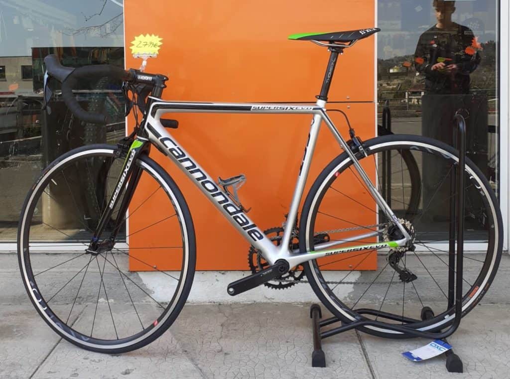 Bici Da Strada Nera Contro La Parete Di Legno Photo – Photo Vélo - Foto 10