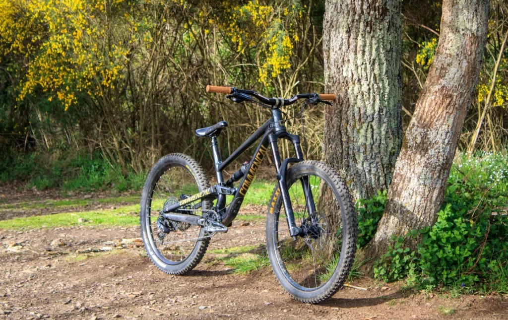Used enduro mountain bike Commençal CLASH ESSENTIAL from 2019
