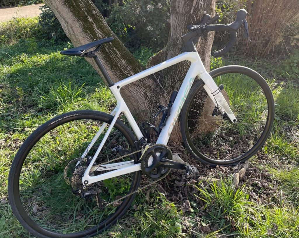 A vendre Velo route Orbea Orca M30 taille M de 2022 vendu avec Gps Garmin Edge 830.