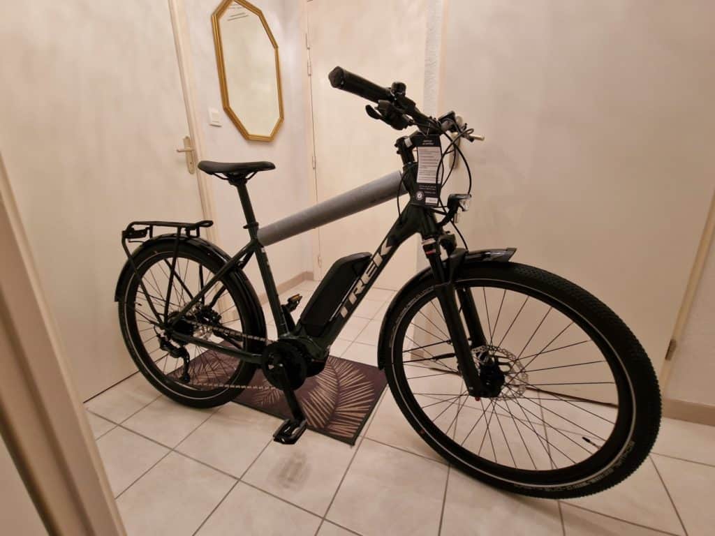 A vendre vélo de ville électrique occasion Trek Allant+ 5 de 2022.