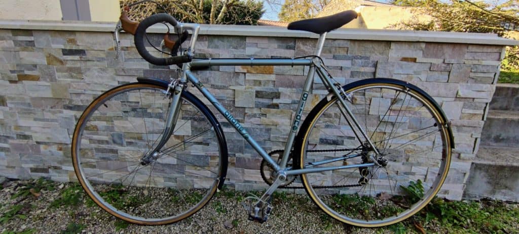 A vendre Vélo vintage gitane en bon état et léger : 9,5 kgs. Cadre et fourche : Reynolds en acier 531.