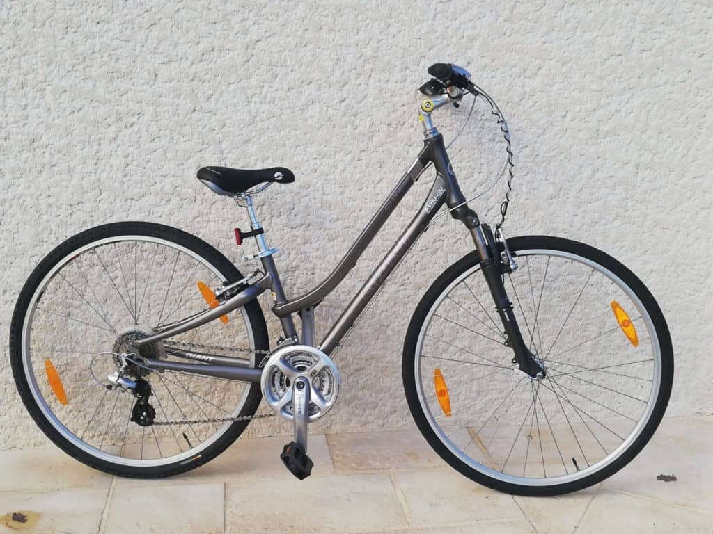 A vendre vélo de ville femme occasion Giant Cypress DX femme de 2015.