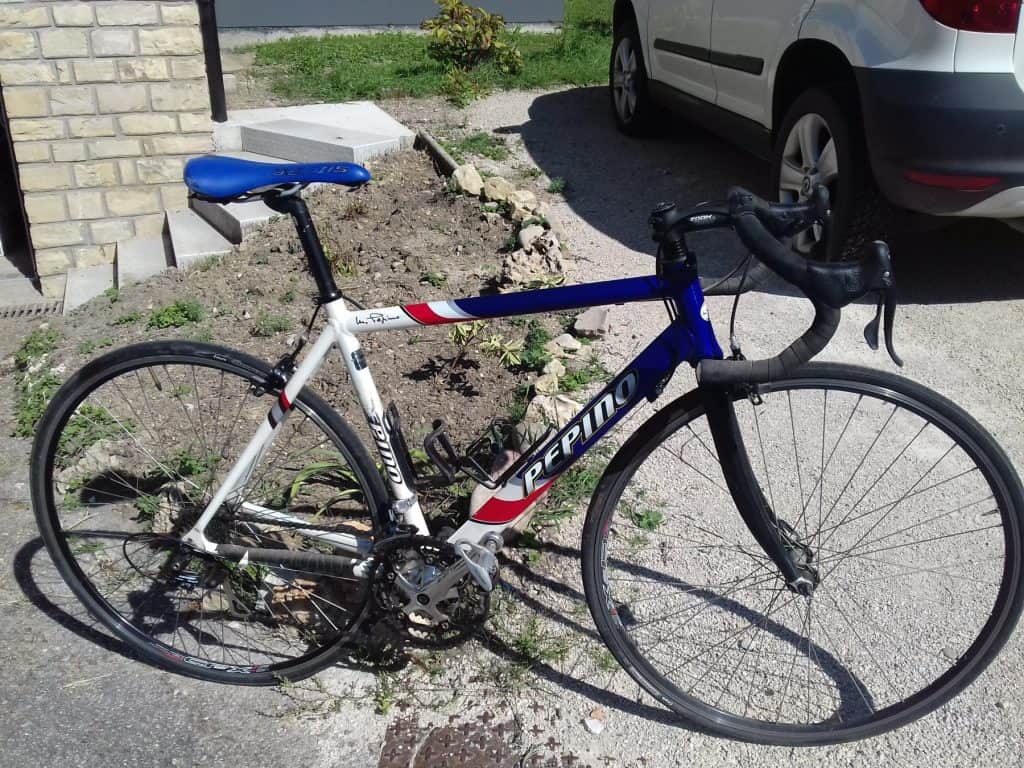 A vendre vélo de route occasion Pepino fourche carbone de 2012.