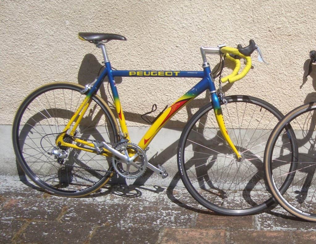 A vendre vélo route vintage course Peugeot 'Offensive', bleu/jaune. Campagnolo 'Mirage' vitesses. 2008