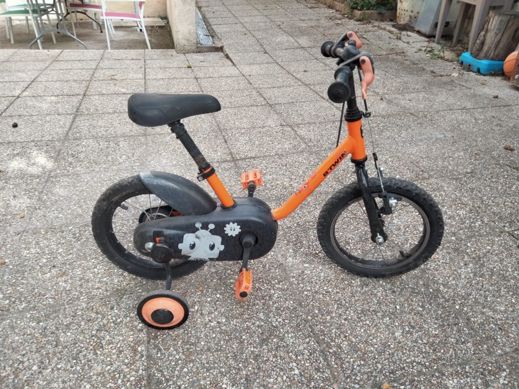 A vendre vélo enfant avec petites roues Btwin 14 pouces 