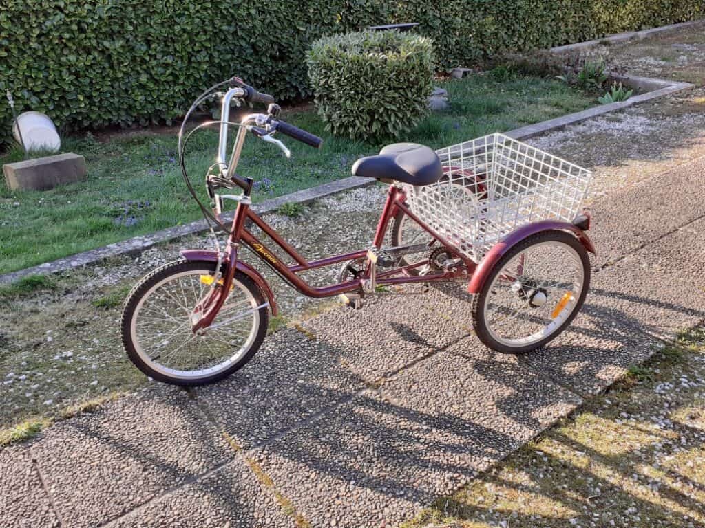 A vendre vélo tricycle rouge occasion 