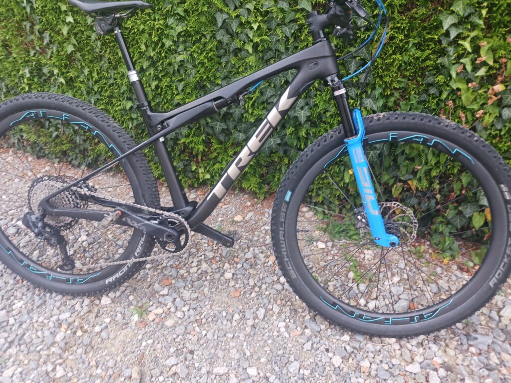 A vendre VTT cross country carbone occasion Trek supercaliber de 2021. taille m cadre carbone roues carbone groupe xx1 axs tige de selle axs fourche sid ulimate amortisseur fox freins xtr