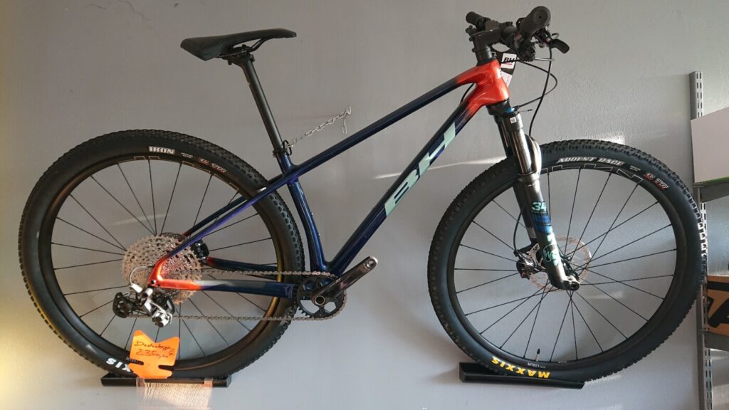 A vendre VTT cross country neuf destockage BH Ultimate RC de 2022.