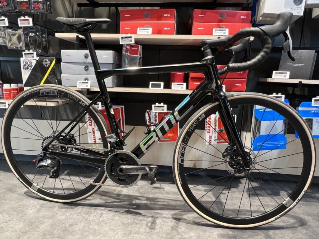 A vendre vélo de route occasion BMC TEAMMACHINE SLR 02 SRAM 12v e-Tape NEUF de 2023.