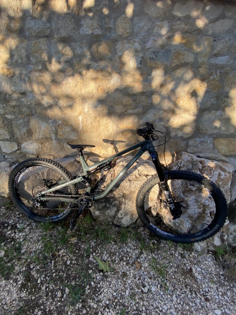 A vendre VTT de descente occasion Commencal meta sx v4 de 2023.