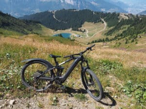 Vol d'un VTTAE CUBE Stereo Hybrid HPC 140 Pro 625 à Chemin Des Rutines, 74340 Samoëns, France à 15 octobre 2022.