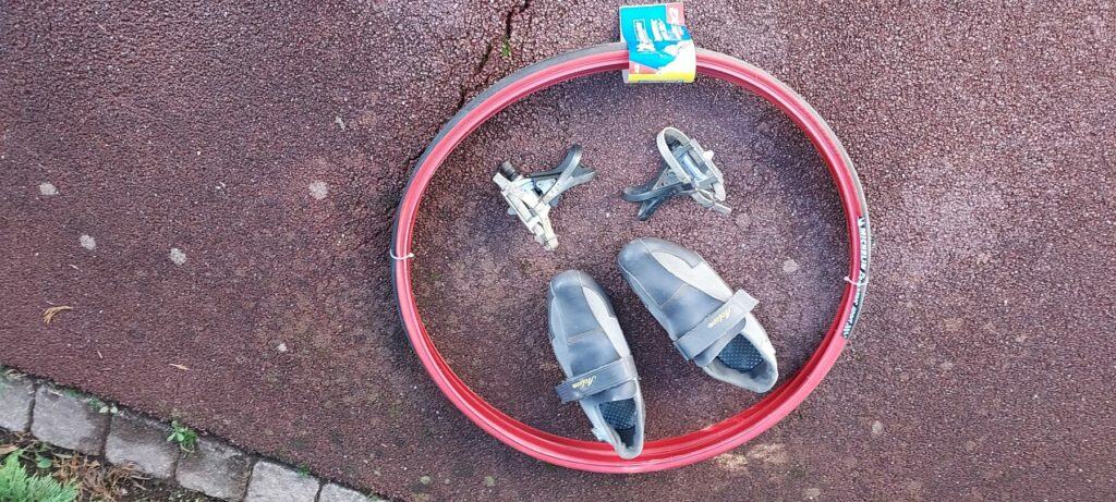 A vendre Vélo route course vintage occasion Peugeot, année 1989, cadre Raynolds avec tubes renforcés, tout Shimano 105, pédales automatiques, triple plateau 32- 42- 52, 6vitesses indexées ou à friction, parfait état de marche.