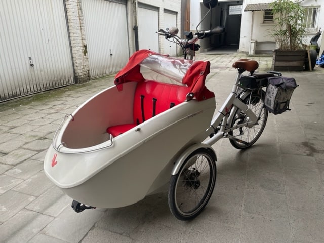 A vendre triporteur vélo éléctrique pour deux enfants.