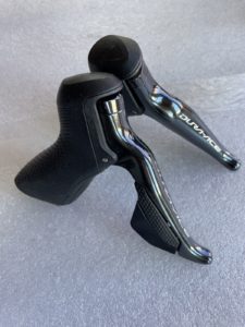 A vendre Groupe occasion Shimano Dura Ace R9150 Di2 Frein sur jante 11 vitesses.