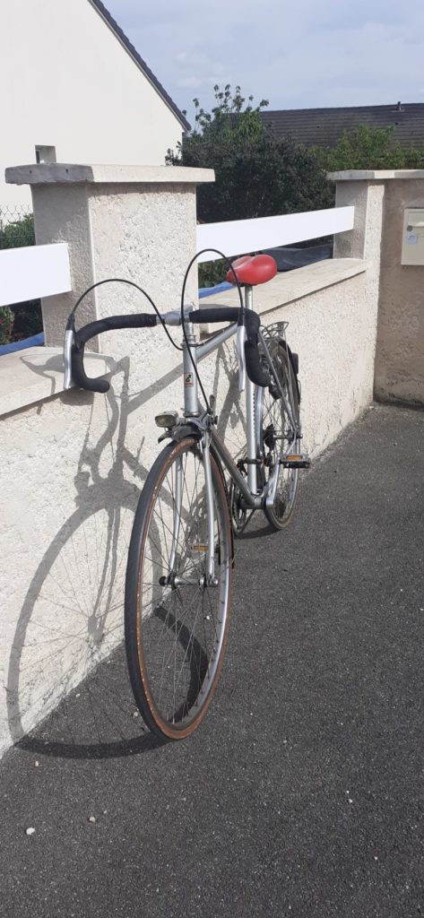 A vendre vélo demi course Peugeot Vintage autour des années 1980 et plus, il appartenait à mon père qui l'utilisait pour aller travailler.