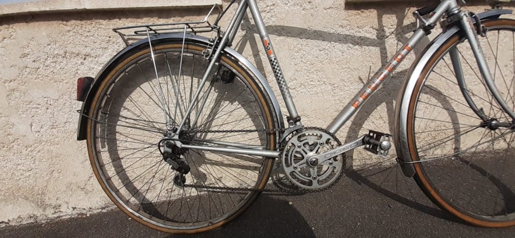 A vendre vélo demi course Peugeot Vintage autour des années 1980 et plus, il appartenait à mon père qui l'utilisait pour aller travailler.