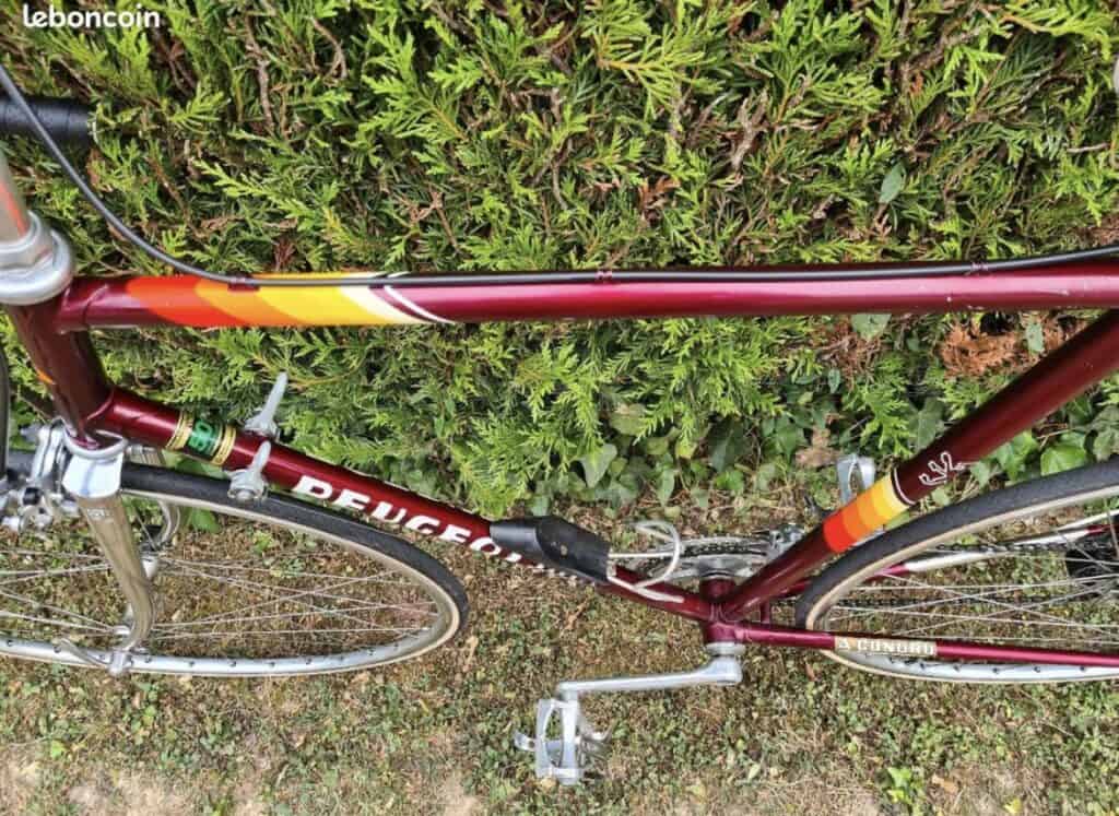 A vendre Vélo de course Peugeot « vintage » années 70/80, Très belle couleur rouge bordeaux, Taille 60 de 1970.