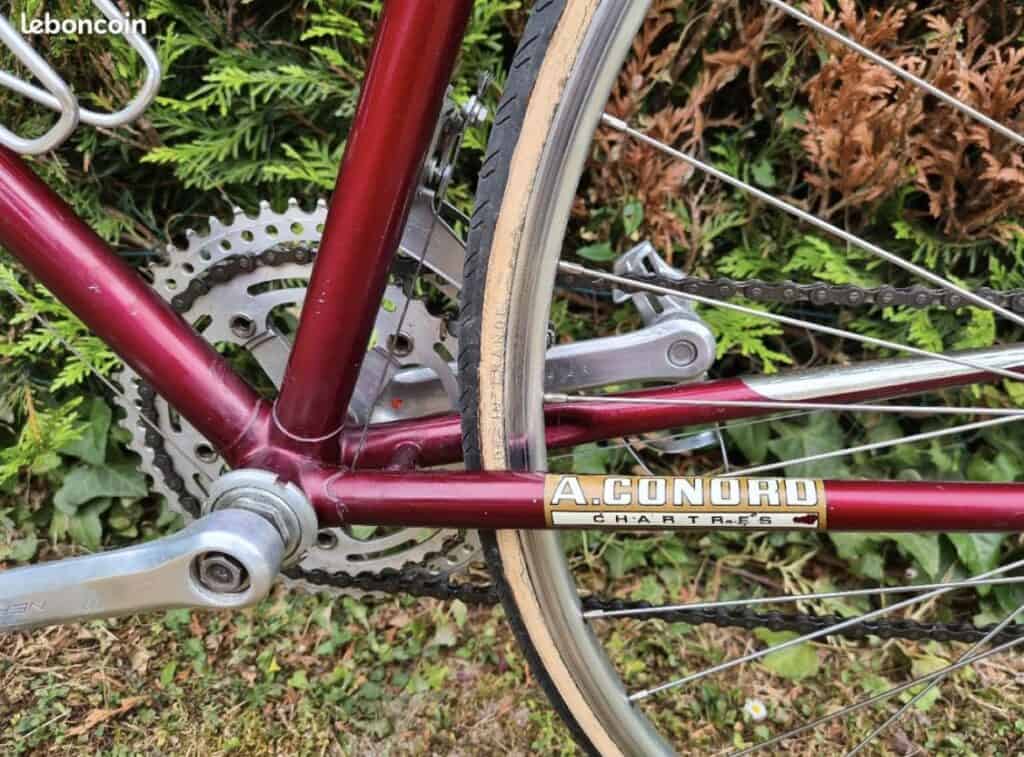 A vendre Vélo de course Peugeot « vintage » années 70/80, Très belle couleur rouge bordeaux, Taille 60 de 1970.