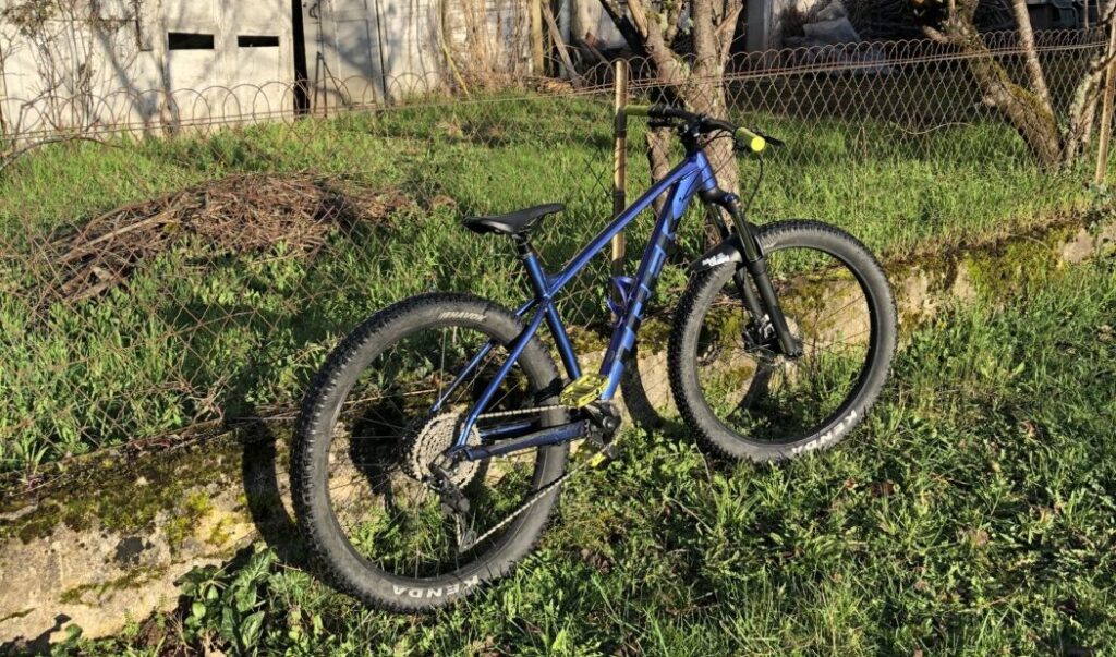 A vendre VTT cross country occasion Trek Roscoe 6 de 2021.