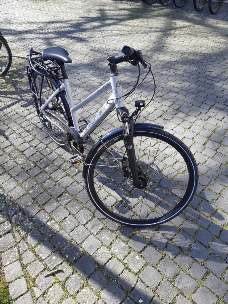 A vendre vélo de randonnée VTC occasion California Hexagon de 2024.