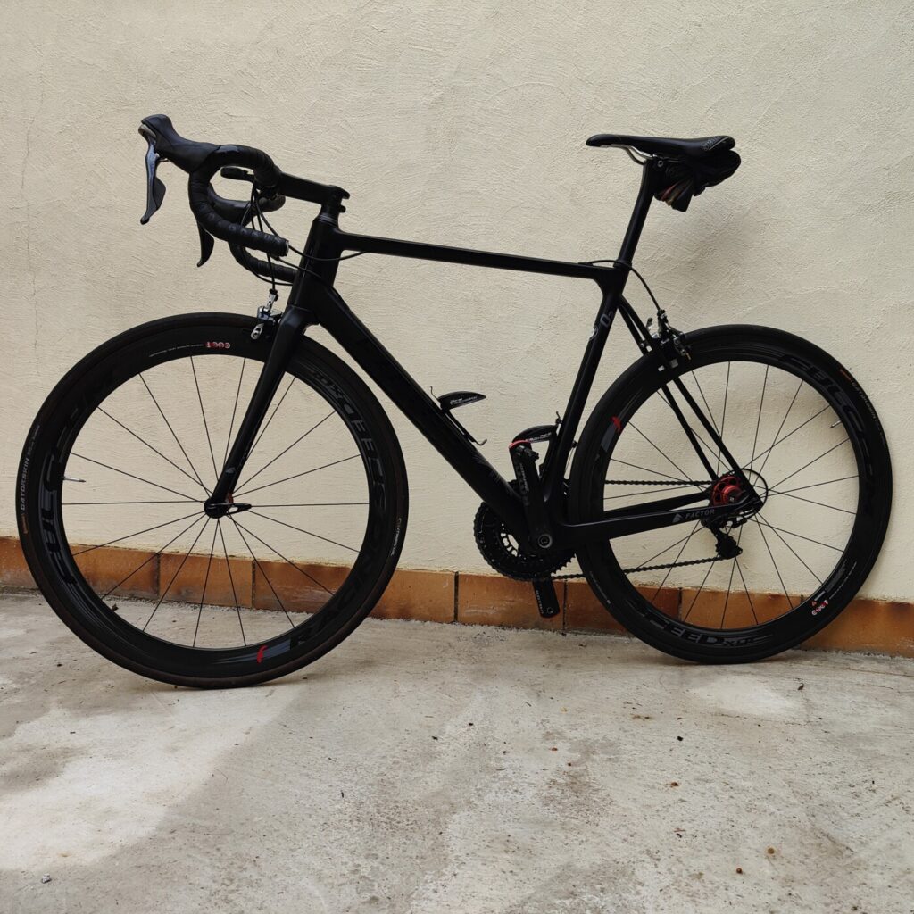 A vendre vélo de route occasion Factor O2 de 2023.