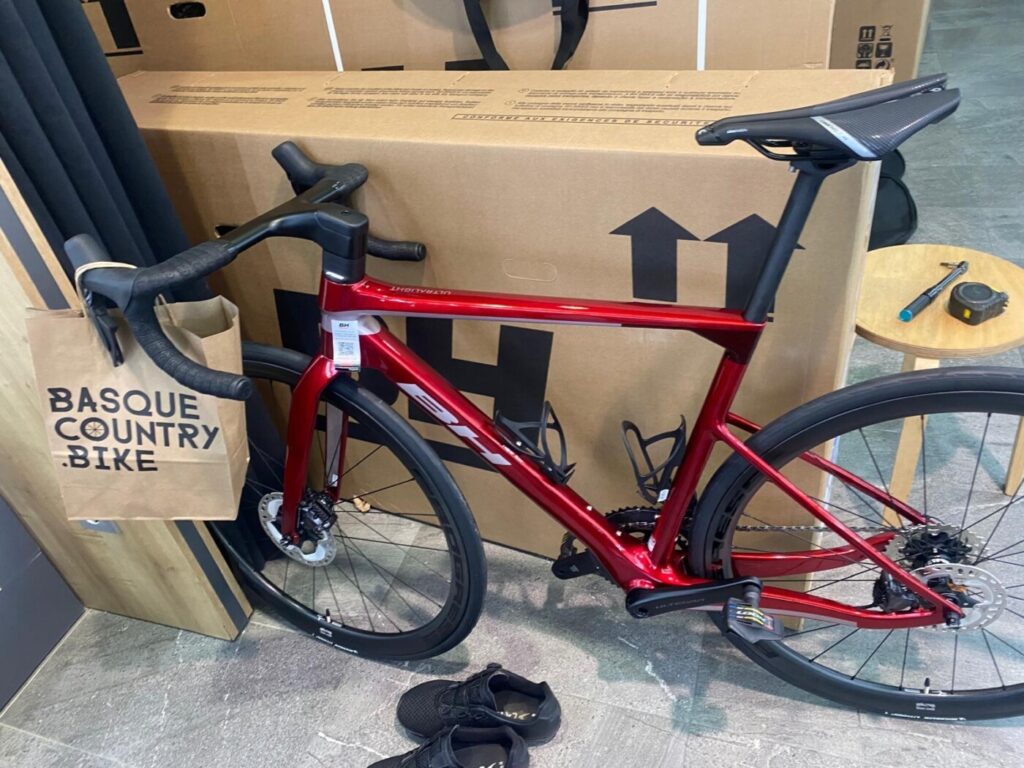 Je vends ce vélo de route BH Ultralight 8.5 homologué UCI en parfait état de 2024